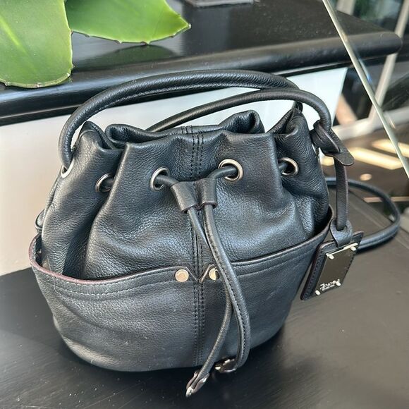 Tignanello genuine leather bucket bag should purse crossbody drawstring clean - Picture 6 of 9